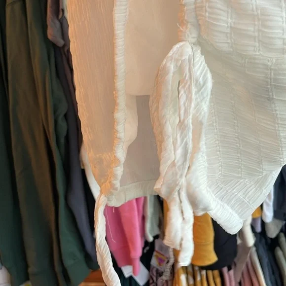 Calvin Klein top. - Picture 4 of 9